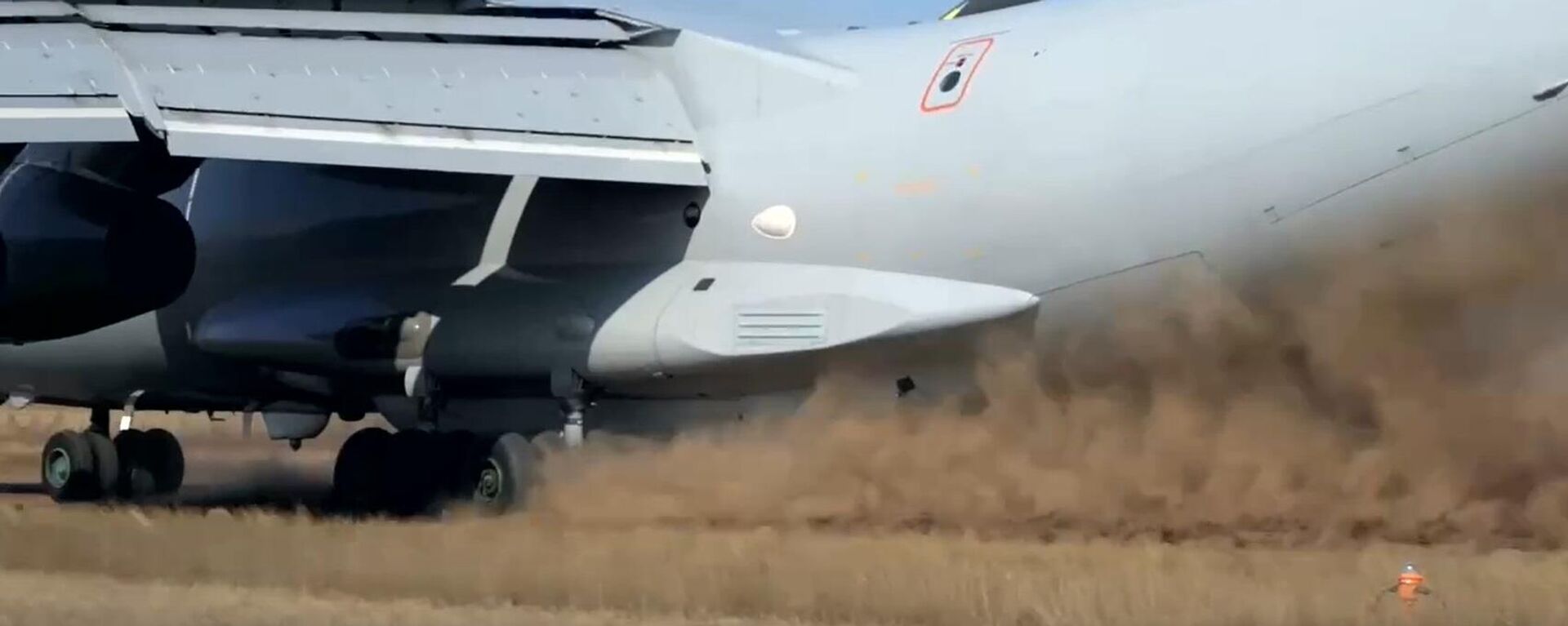 طائرة روسية من طراز إيل-76 أم دي – 90أ جديدة تنجح باجتياز اختبارات الهبوط والإقلاع على مدرج ترابي - سبوتنيك عربي, 1920, 31.01.2024