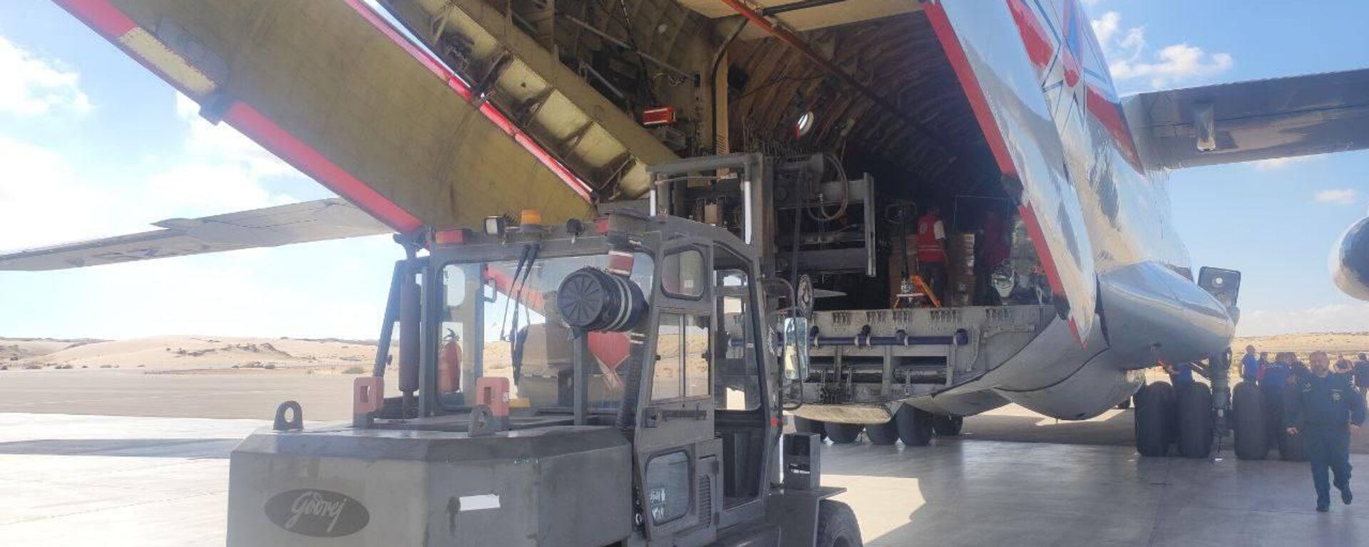 استقبال طائرة مساعدات إنسانية من روسيا في مطار العريش - سبوتنيك عربي, 1920, 16.11.2023