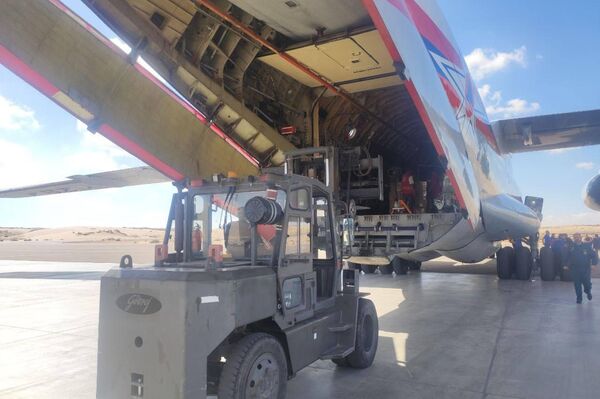 استقبال طائرة مساعدات إنسانية من روسيا في مطار العريش - سبوتنيك عربي