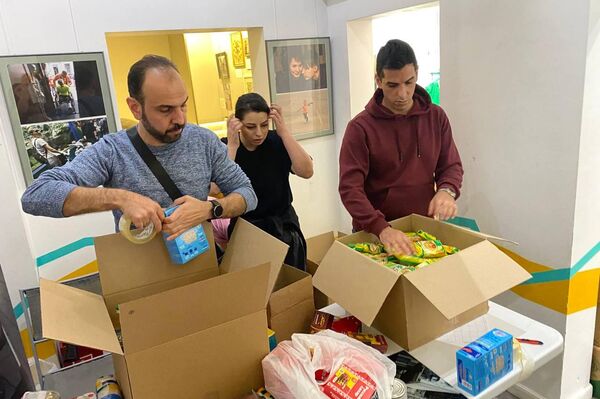 العاملون بمؤسسة دكتورة ليزا يجمعون مساعدات روسية تمهيدا لنقلها إلى غزة - سبوتنيك عربي