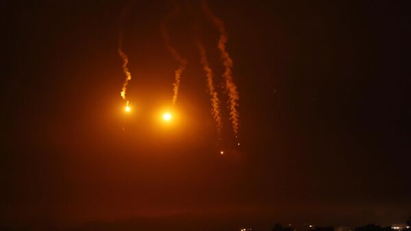 قنابل مضيئة أطلقتها القوات الإسرائيلية فوق شمال الأراضي الفلسطينية وسط معارك مستمرة مع حركة حماس، في 14 نوفمبر 2023 - سبوتنيك عربي