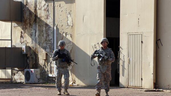 جنود أمريكيون يتجولون في مجمع قاعدة التاجي الذي يستضيف القوات العراقية والأمريكية ويقع على بعد ثلاثين كيلومترًا شمال العاصمة بغداد في 29 ديسمبر 2014 - سبوتنيك عربي