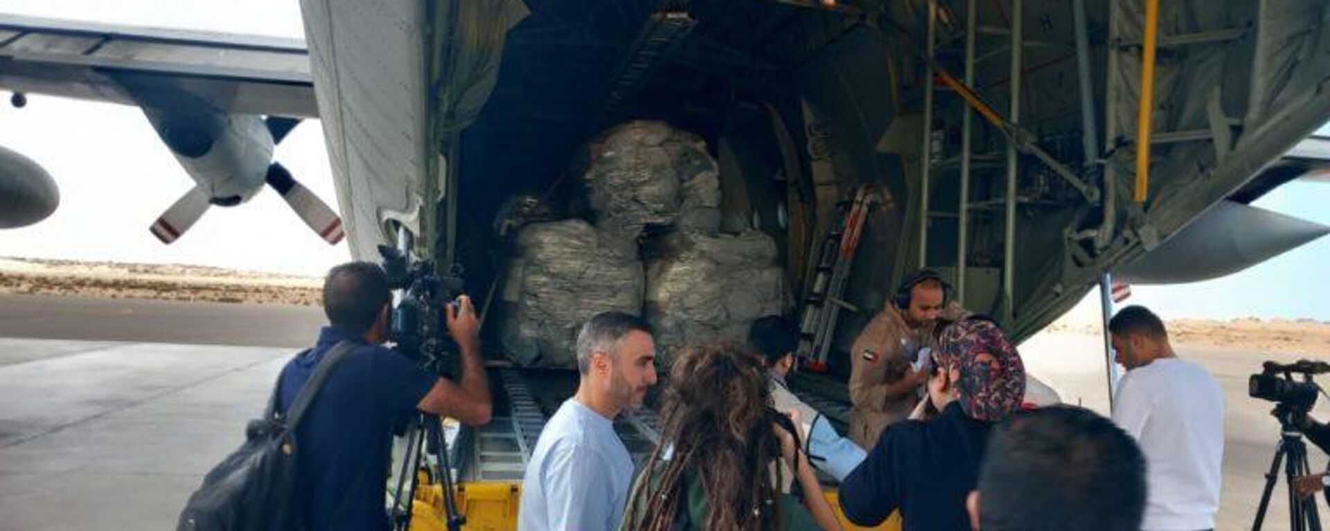وصول مساعدات إنسانية إلى مطار العريش لإيصالها إلى غزة - سبوتنيك عربي, 1920, 21.12.2023