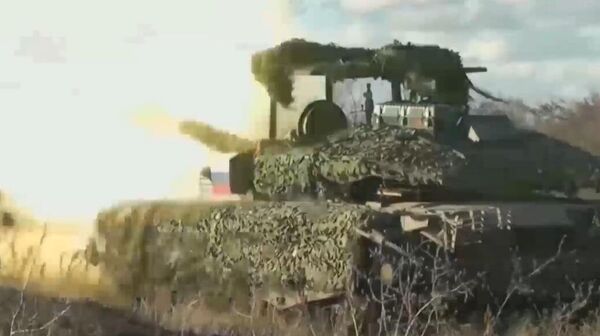 دبابة روسية توجه ضربات دقيقة على أهداف أوكرانية على محور أريتوموفسك  - سبوتنيك عربي