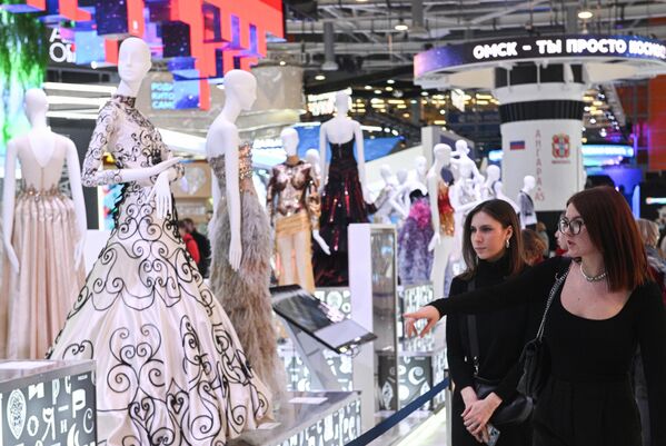 المعرض والمنتدى الدولي &quot;روسيا&quot; في موسكو - عرض الأزياء &quot;العلامات التجارية في روسيا، تطور الأزياء الروسية&quot;، جناح رقم 75. - سبوتنيك عربي