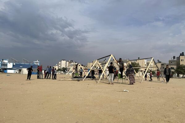 دشن مخيما كاملا لاستقبال النازحين في جنوب غزة.. فلسطيني يواجه قصف العدوان بالبناء - سبوتنيك عربي