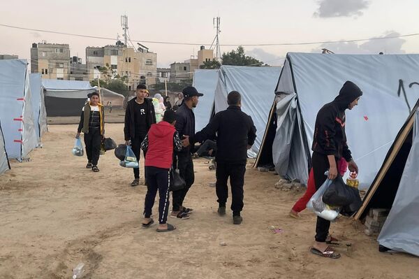 دشن مخيما كاملا لاستقبال النازحين في جنوب غزة.. فلسطيني يواجه قصف العدوان بالبناء - سبوتنيك عربي