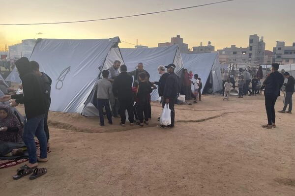 دشن مخيما كاملا لاستقبال النازحين في جنوب غزة.. فلسطيني يواجه قصف العدوان بالبناء - سبوتنيك عربي