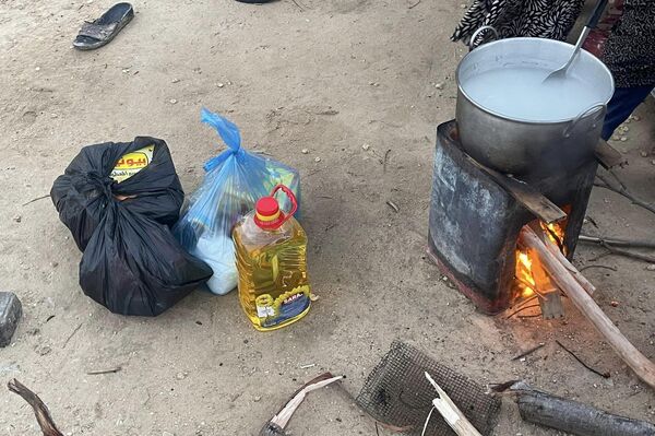 دشن مخيما كاملا لاستقبال النازحين في جنوب غزة.. فلسطيني يواجه قصف العدوان بالبناء - سبوتنيك عربي