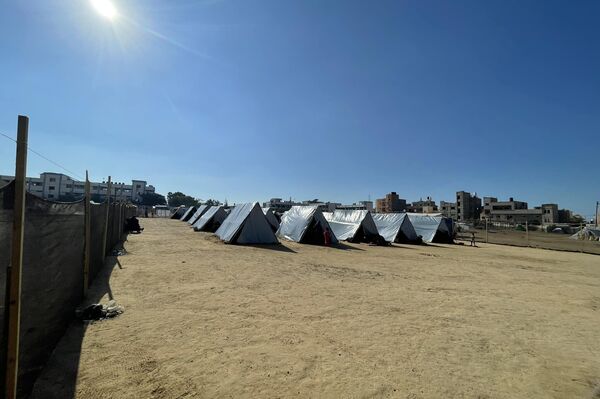 دشن مخيما كاملا لاستقبال النازحين في جنوب غزة.. فلسطيني يواجه قصف العدوان بالبناء - سبوتنيك عربي