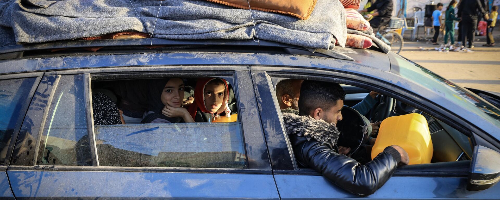 الفلسطينيون الذين لجأوا إلى ملاجئ مؤقتة يعودون إلى منازلهم في شرق خانيونس في جنوب قطاع غزة خلال الساعات الأولى من هدنة تستمر أربعة أيام بين إسرائيل وحماس، 24 نوفمبر 2023 - سبوتنيك عربي, 1920, 05.01.2024