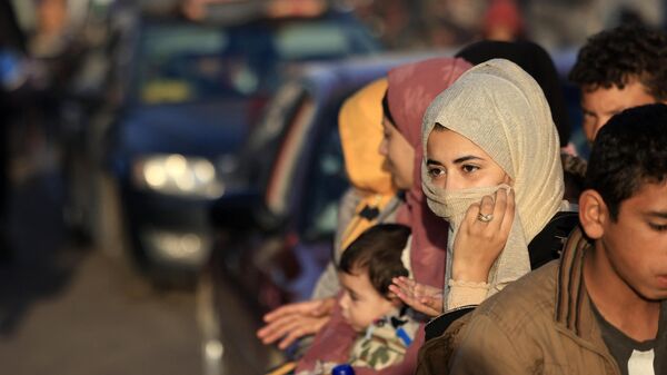 الفلسطينيون الذين لجأوا إلى ملاجئ مؤقتة يعودون إلى منازلهم في شرق خانيونس في جنوب قطاع غزة خلال الساعات الأولى من هدنة تستمر أربعة أيام بين إسرائيل وحماس، في 24 نوفمبر 2023. - سبوتنيك عربي