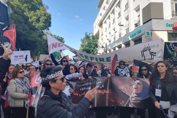 عشرات النساء في مسيرة صامتة في تونس دعما للمرأة الفلسطينية - سبوتنيك عربي
