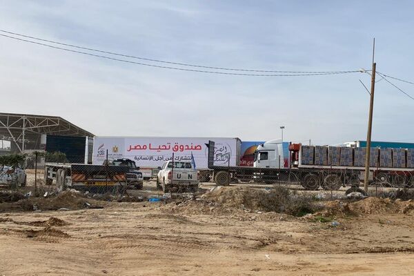الهلال الأحمر الفلسطيني يعلن توجه 61 شاحنة مساعدات إلى مدينة غزة - سبوتنيك عربي