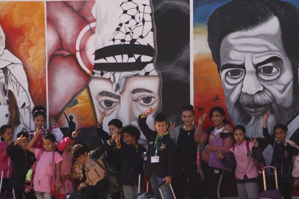 شباب يرسمون جداريات في شوارع تونس توثق معاناة الفلسطينيين وتدعم قضيتهم - سبوتنيك عربي