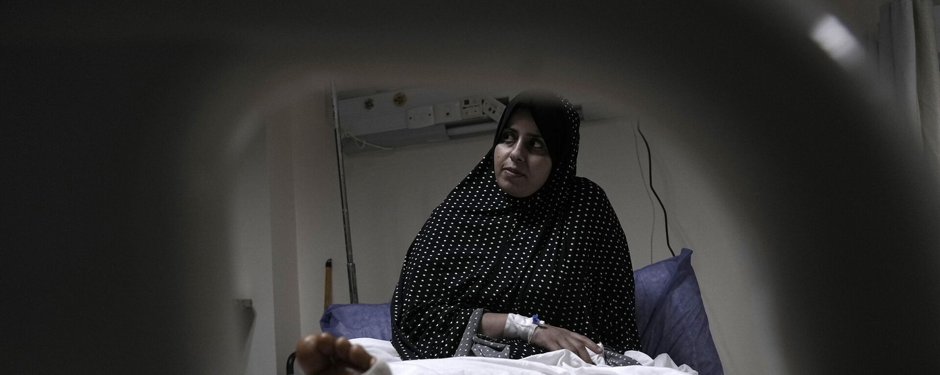 امرأة فلسطينية أصيبت خلال الحرب في غزة، تتلقى الرعاية الطبية في مستشفى العريش، مصر27 نوفمبر 2023. - سبوتنيك عربي, 1920, 10.02.2024