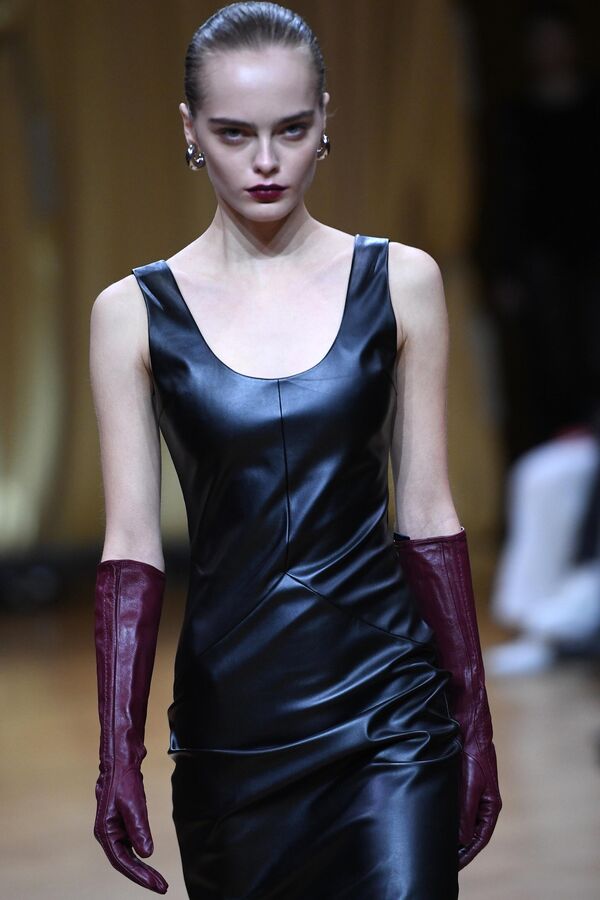 عرض الأزياء الكبير للعلامات التجارية الروسية في صالة العرض "غوم"، قبل إطلاق برنامج الأعمال للمنتدى الدولي "BRICS + Fashion Summit" - سبوتنيك عربي