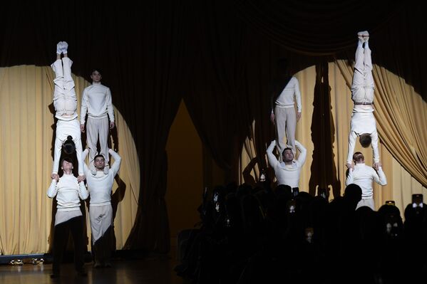 عارضات أزياء في عرض الأزياء الكبير للعلامات التجارية الروسية، في صالة العرض "غوم"، قبل إطلاق برنامج الأعمال للمنتدى الدولي "BRICS + Fashion Summit" - سبوتنيك عربي