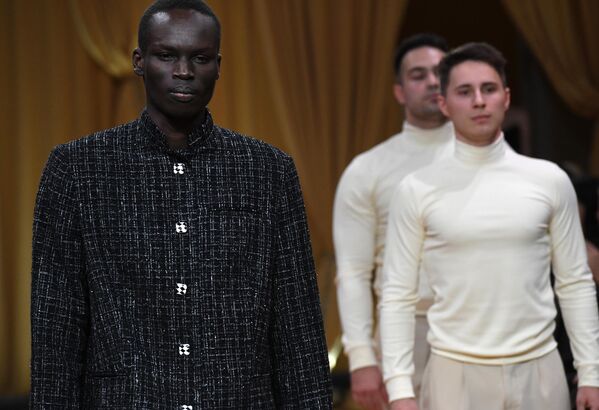 عرض الأزياء الكبير للعلامات التجارية الروسية في صالة العرض "غوم"، قبل إطلاق برنامج الأعمال للمنتدى الدولي "BRICS + Fashion Summit" - سبوتنيك عربي