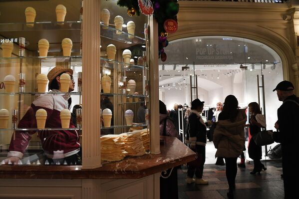 زوار متجر "POP UP" للمصممين الروس، حيث يمكن اختيار وشراء ملابس جديدة تتماشى مع مظهرك المفضل من أزياء العلامات التجارية الروسية، والذي أقيم في صالة العرض "غوم"، قبل إطلاق برنامج الأعمال للمنتدى الدولي "BRICS + Fashion Summit" - سبوتنيك عربي