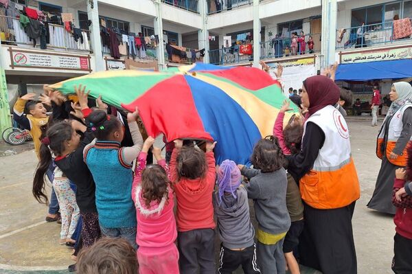الهلال الأحمر الفلسطيني ينفذ أنشطة دعم نفسي لأطفال غزة - سبوتنيك عربي