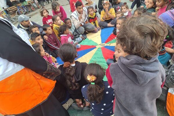 الهلال الأحمر الفلسطيني ينفذ أنشطة دعم نفسي لأطفال غزة - سبوتنيك عربي