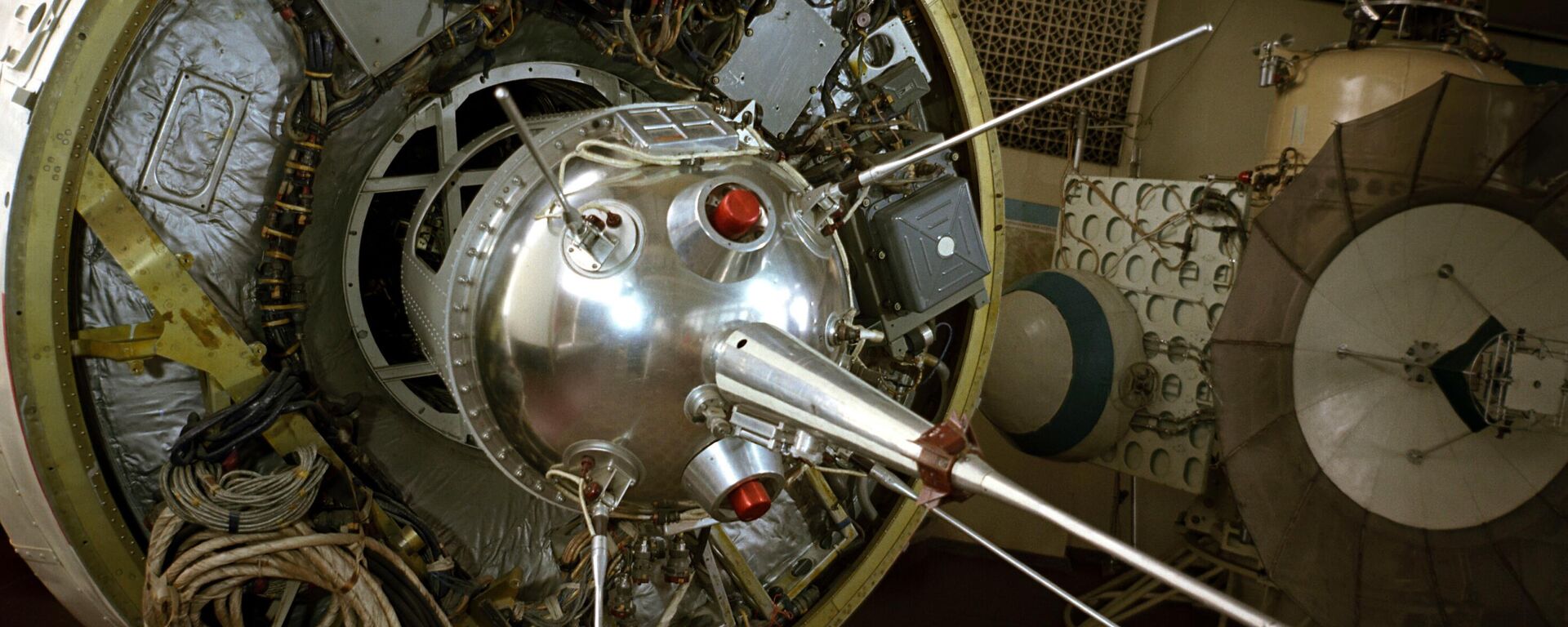 المحطة الفضائية الآلية لونا-1 مع المرحلة الأخيرة من مركبة الإطلاق. - سبوتنيك عربي, 1920, 29.11.2023