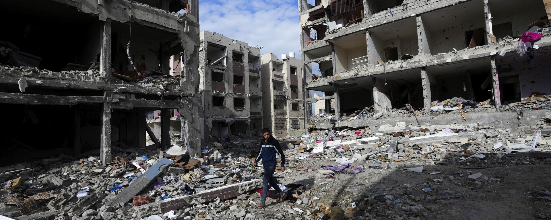 الهدنة في قطاع غزة - فلسطينيون يزورون منازلهم التي دمرتها القصف الإسرائيلي جنوب شرق مدينة غزة يوم 28 نوفمبر 2023. - سبوتنيك عربي, 1920, 04.02.2024