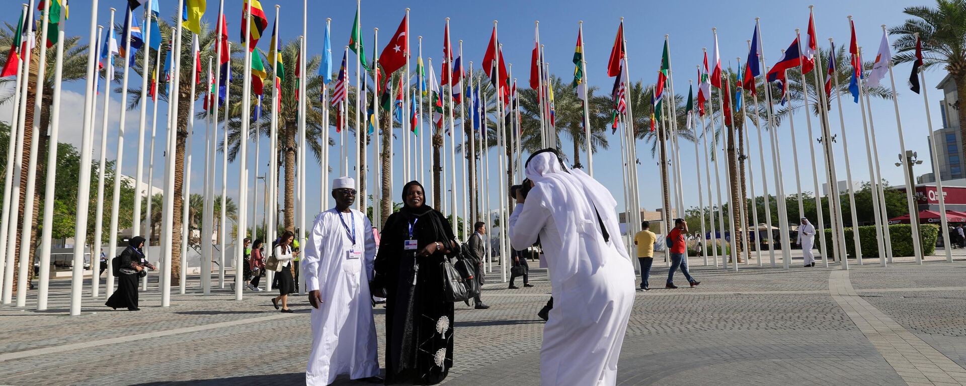 المندوبون يلتقطون صورهم في مكان انعقاد قمة الأمم المتحدة للمناخ في كوب 28 في دبي في 30 نوفمبر 2023. - سبوتنيك عربي, 1920, 03.12.2023