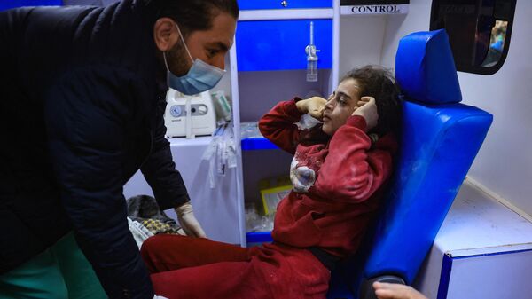 تجدد قصف الجيش الإسرائيلي على قطاع غزة،فتاة مصابة تجلس في سيارة إسعاف بعد غارة جوية إسرائيلية على مخيم رفح للاجئين في جنوب قطاع غزة في 1 ديسمبر 2023 - سبوتنيك عربي