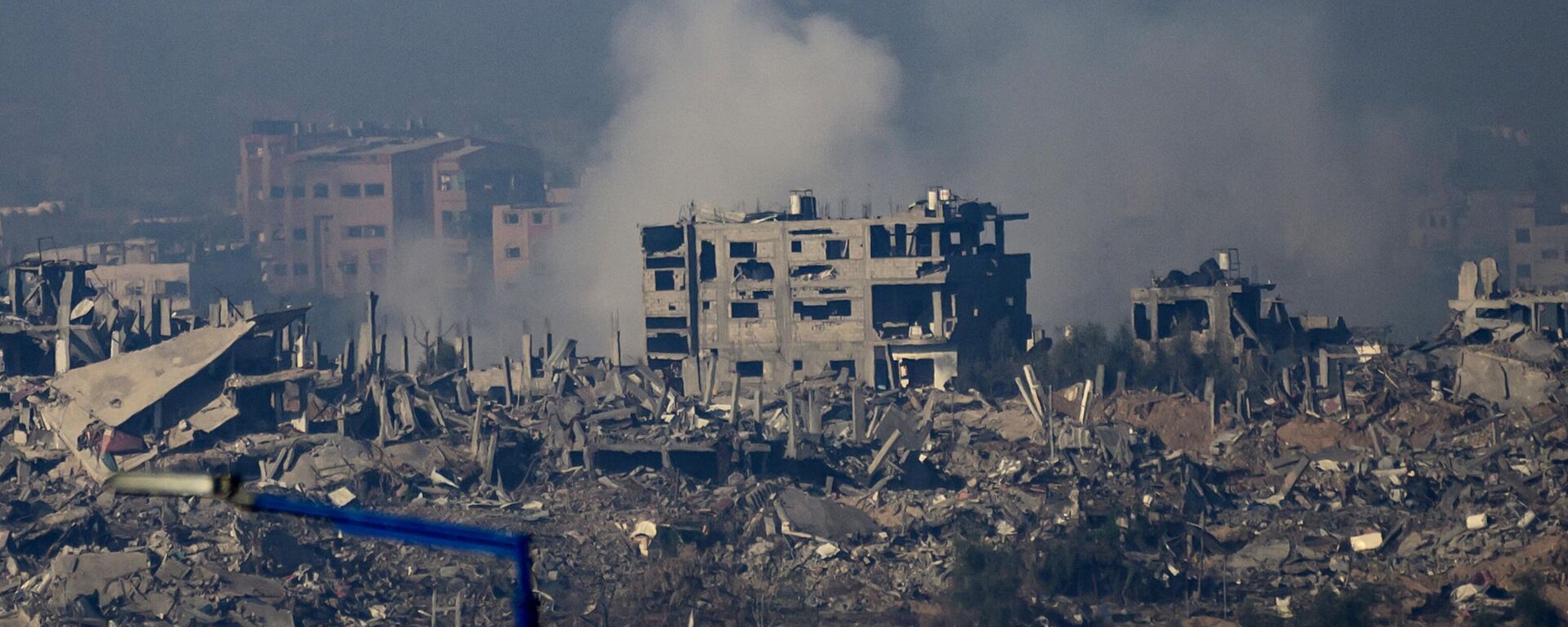 تظهر هذه الصورة المأخوذة بالقرب من الحدود مع قطاع غزة دخانا يتصاعد من المباني بعد تعرضها لضربات إسرائيلية، في 1 ديسمبر 2023. - سبوتنيك عربي, 1920, 02.12.2023