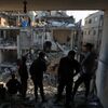 Палестинцы осматривают разрушения вокруг жилых зданий после авиаударов Израиля по лагерю беженцев Рафах  - سبوتنيك عربي