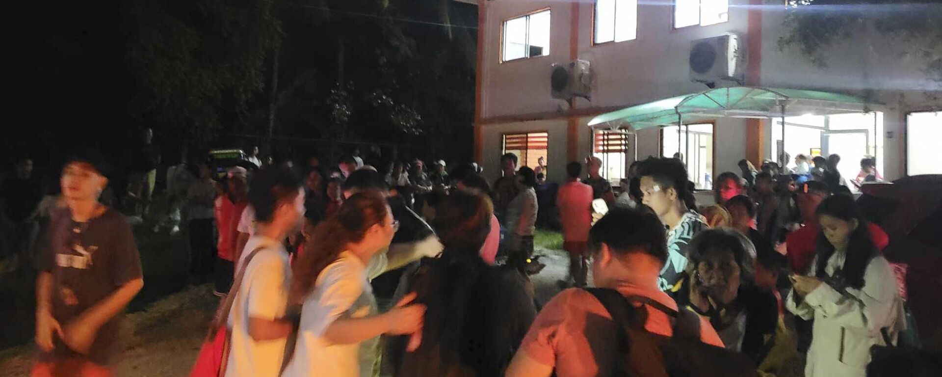 في هذه الصورة التي قدمتها وحدة الحكومة المحلية في هيناتوان، القرويون يقيمون في الهواء الطلق بعد الزلزال الذي ضرب بلدة هيناتوان، مقاطعة سوريجاو ديل سور، جنوب الفلبين، في وقت متأخر من يوم 2 ديسمبر 2023. - سبوتنيك عربي, 1920, 28.06.2025