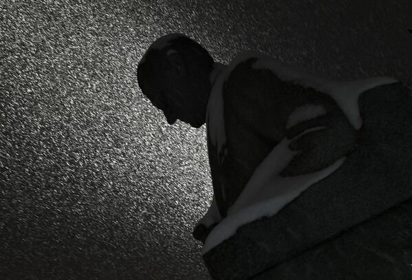 نصب تذكاري للأكاديمي فالنتين غلوشكو في زقاق رواد الفضاء في موسكو على خلفية تساقط الثلوج الكثيفة - سبوتنيك عربي