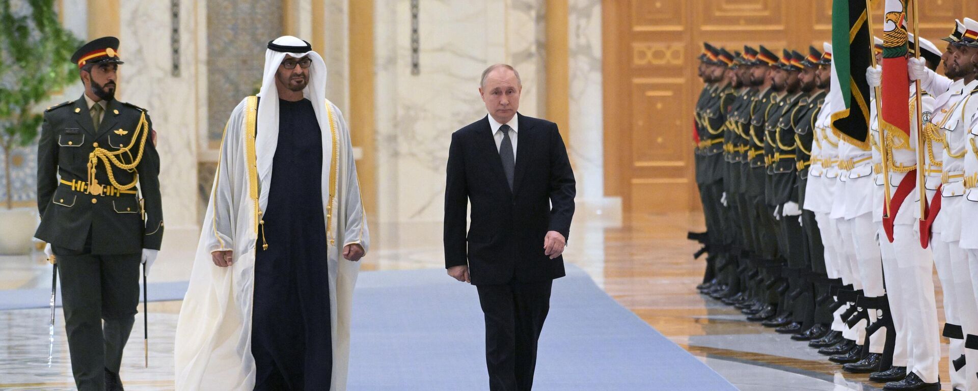 الرئيس الروسي فلاديمير بوتين ورئيس الإمارات العربية المتحدة الشيخ محمد بن زايد آل نهيان في مراسم الترحيب الرسمي في قصر الوطن في أبو ظبي. - سبوتنيك عربي, 1920, 06.12.2023