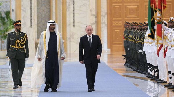 الرئيس الروسي فلاديمير بوتين ورئيس الإمارات العربية المتحدة الشيخ محمد بن زايد آل نهيان في مراسم الترحيب الرسمي في قصر الوطن في أبو ظبي. - سبوتنيك عربي