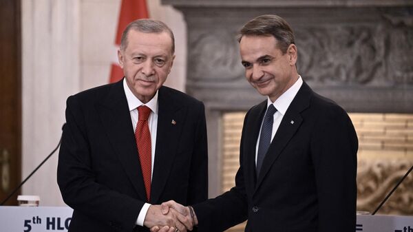 الرئيس التركي رجب طيب أردوغان مع رئيس الوزراء اليوناني كيرياكوس ميتسوتاكيس - سبوتنيك عربي