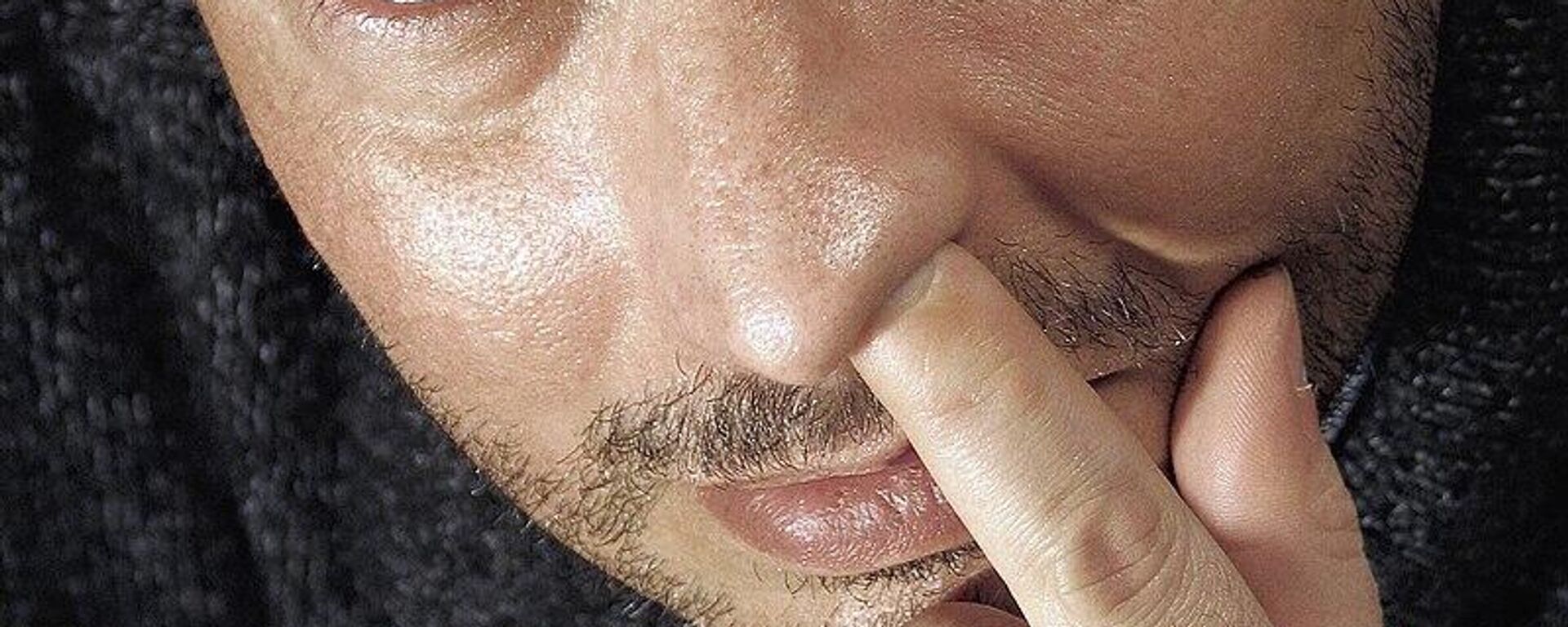 رجل يعبث بأنفه (ينخر أنفه) - صورة أرشيفية  - سبوتنيك عربي, 1920, 09.12.2023