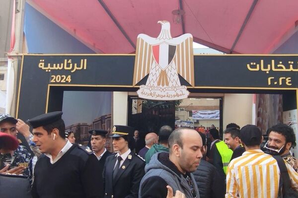 إقبال شديد على مراكز اقتراع القاهرة في اليوم الثاني من انتخابات الرئاسة المصرية - سبوتنيك عربي