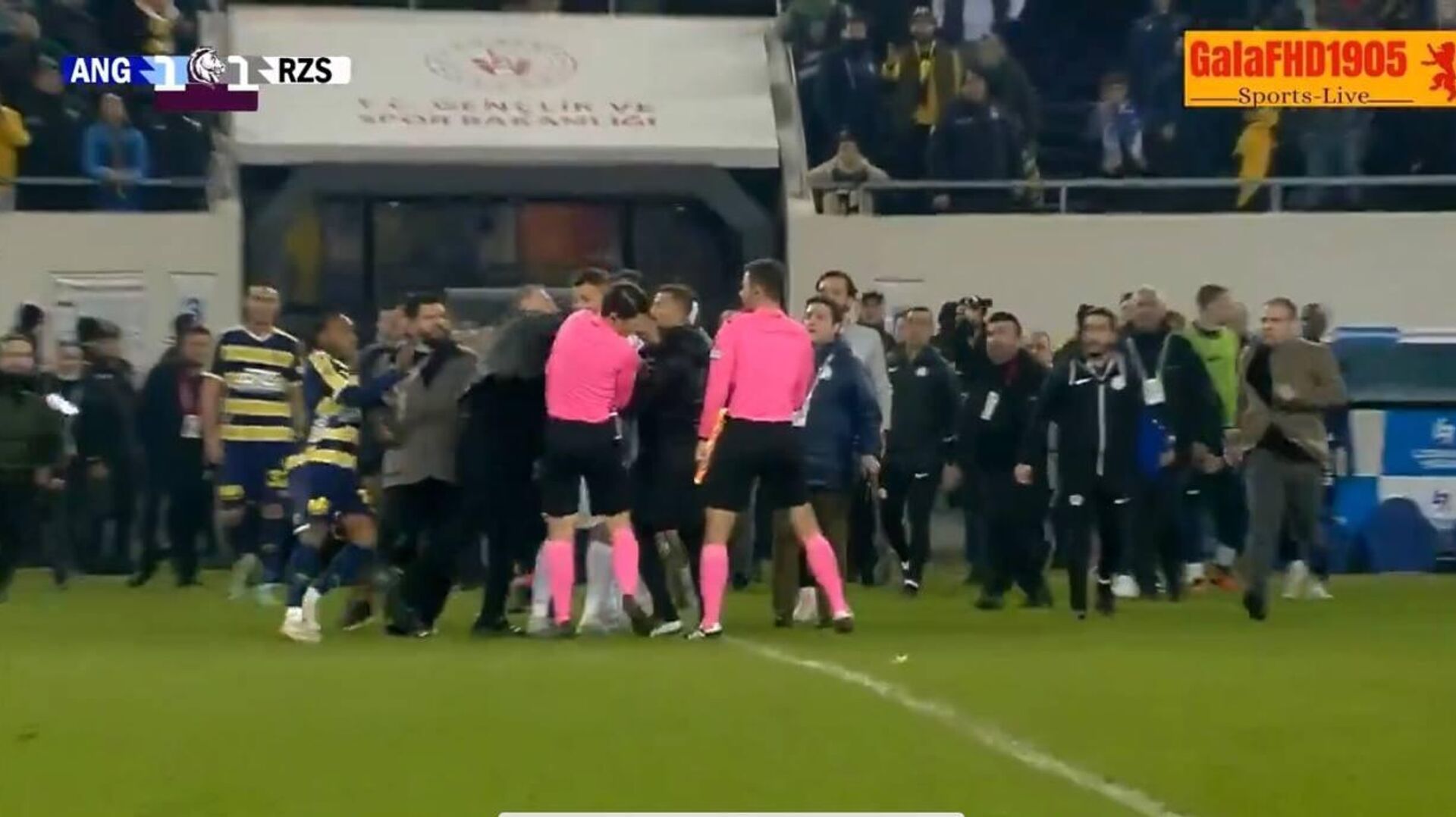 حكم يتعرض للضرب في الدوري التركي - سبوتنيك عربي, 1920, 12.12.2023