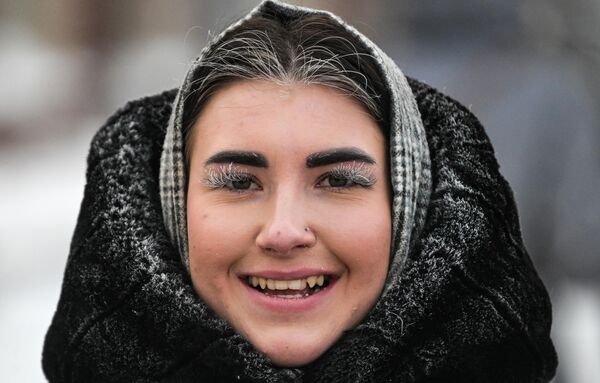 فتاة في أحد شوارع نوفوسيبيرسك. انخفضت درجة الحرارة إلى مستوى قياسي  42 درجة مئوية تحت الصفر في منطقة نوفوسيبيرسك، ووفقا لمركز الأرصاد الجوية لغربي سيبيريا، سيستمر الصقيع الشديد، حتى 13 ديسمبر الجاري، في خمس مناطق غرب سيبيريا. - سبوتنيك عربي