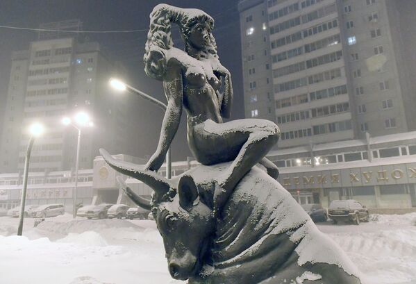 تمثال يسمى "بوخيشينيه يفروبي" (بالروسية: اختطاف أوروبا) عند درجة حرارة 34 درجة مئوية تحت الصفر في الشارع الذي سمي على اسم صحيفة روسية "عامل كراسنويارسك" في كراسنويارسك. يستمر الصقيع غير المعتاد الذي يصل إلى 50 درجة مئوية تحت الصفر أو أكثر في إقليم كراسنويارسك وفي مناطق أخرى من سيبيريا. - سبوتنيك عربي