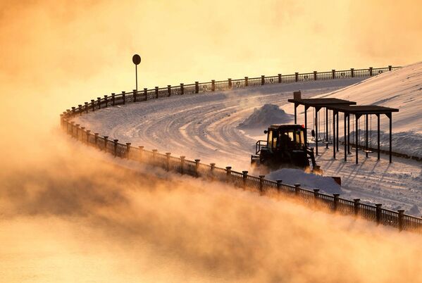 يقوم جرار بإزالة الثلوج عند درجة حرارة هواء تبلغ نحو 27 درجة مئوية تحت الصفر على جسر ينيسي المركزي في كراسنويارسك. خلال النهار، انخفضت درجة حرارة الهواء في كراسنويارسك إلى أكثر من 30 درجة مئوية تحت الصفر، وفي المناطق الوسطى والجنوبية من المنطقة إلى أكثر من 40 درجة مئوية تحت الصفر. - سبوتنيك عربي