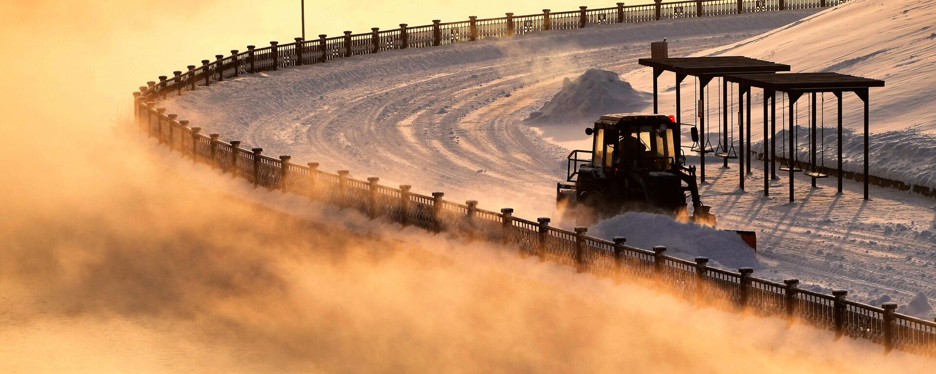 يقوم جرار بإزالة الثلوج عند درجة حرارة هواء تبلغ حوالي سالب 27 درجة مئوية على جسر ينيسي المركزي في كراسنويارسك. - سبوتنيك عربي, 1920, 26.09.2025