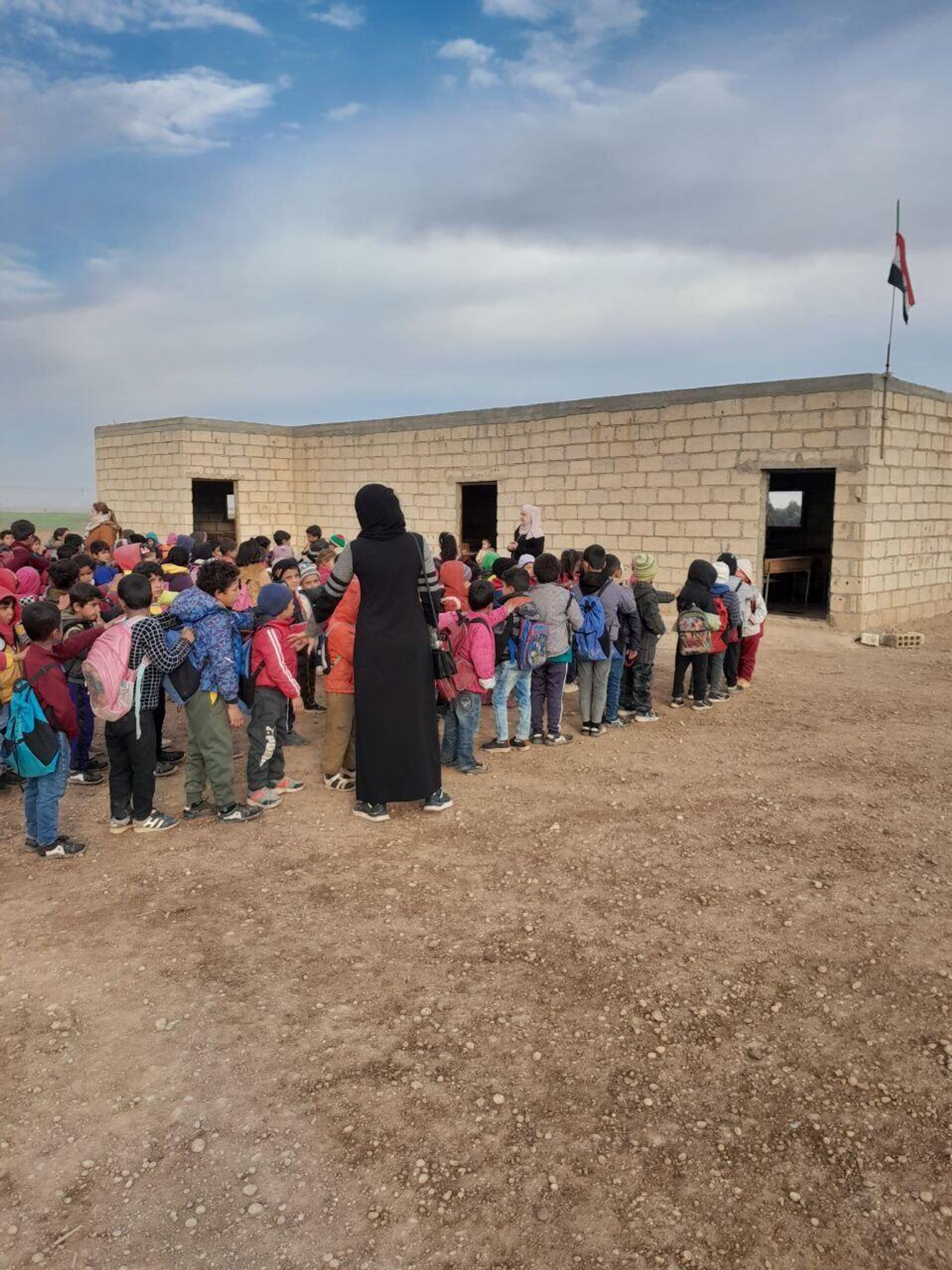 متحديا التضييق على التعليم.. مدير مدرسة شرقي سوريا ينذر نفسه لإصلاح مقاعد تلاميذه بنفسه  - سبوتنيك عربي, 1920, 13.12.2023