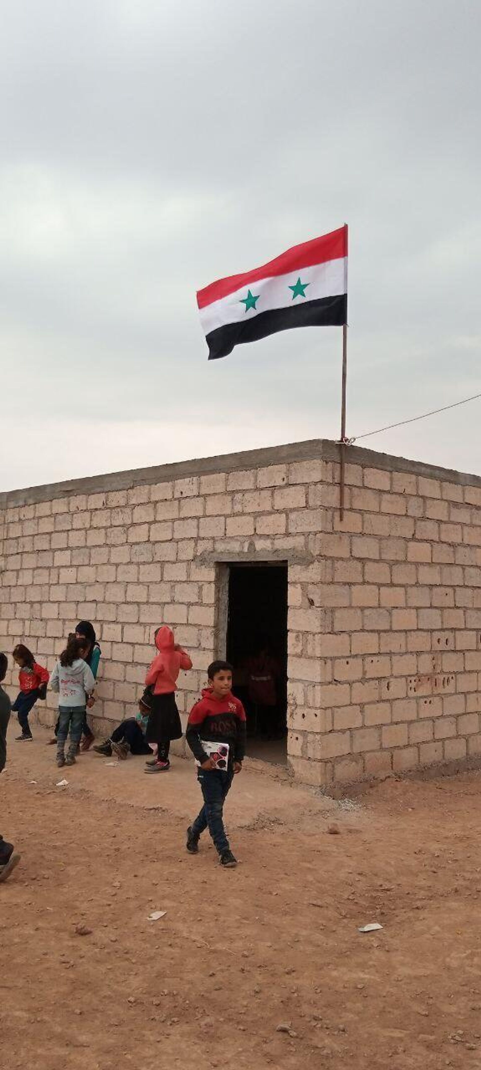 متحديا التضييق على التعليم.. مدير مدرسة شرقي سوريا ينذر نفسه لإصلاح مقاعد تلاميذه بنفسه  - سبوتنيك عربي, 1920, 13.12.2023