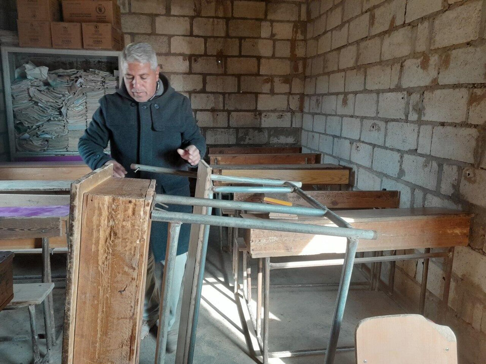 متحديا التضييق على التعليم.. مدير مدرسة شرقي سوريا ينذر نفسه لإصلاح مقاعد تلاميذه بنفسه  - سبوتنيك عربي, 1920, 13.12.2023