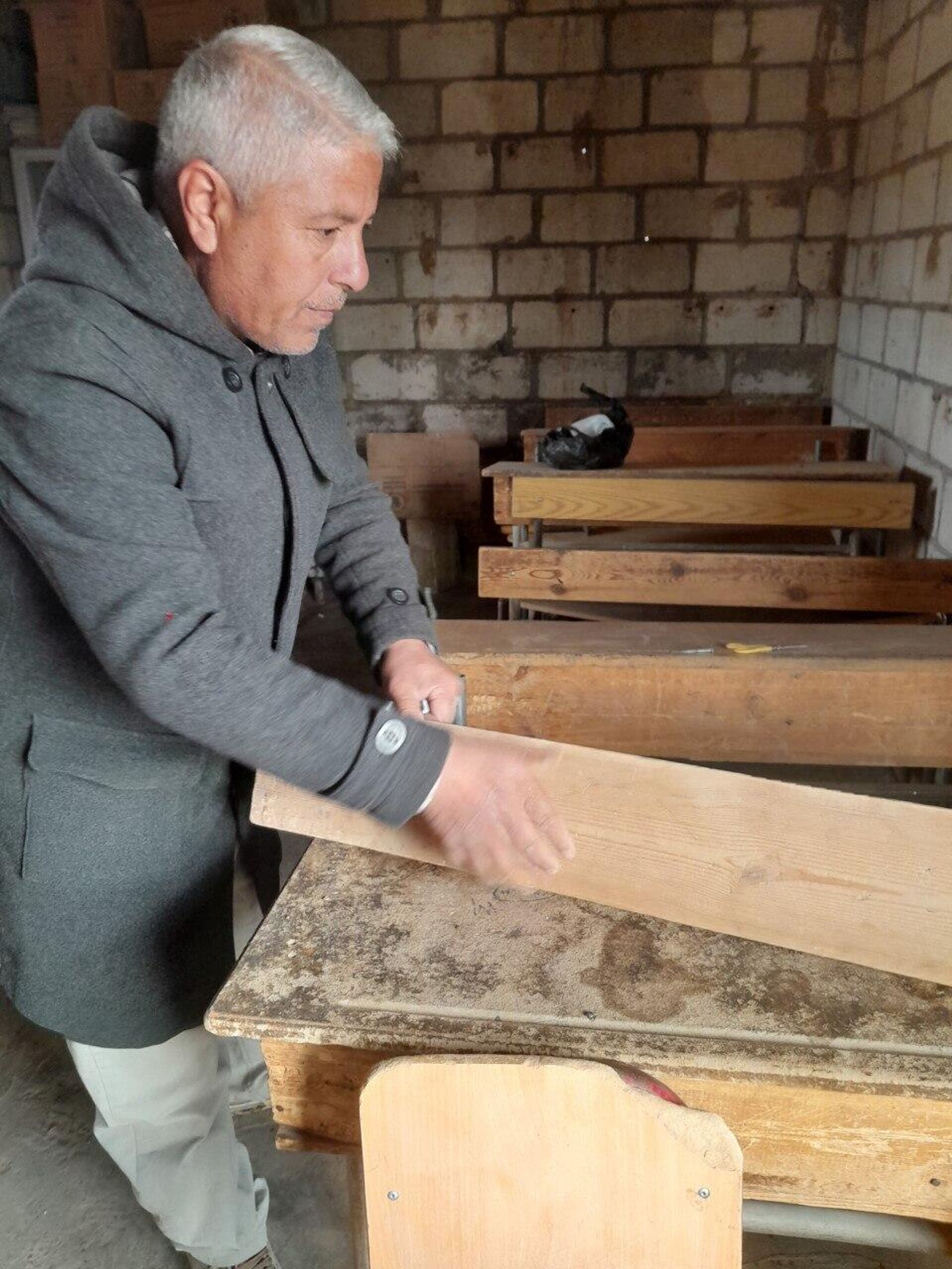 متحديا التضييق على التعليم.. مدير مدرسة شرقي سوريا ينذر نفسه لإصلاح مقاعد تلاميذه بنفسه  - سبوتنيك عربي, 1920, 13.12.2023