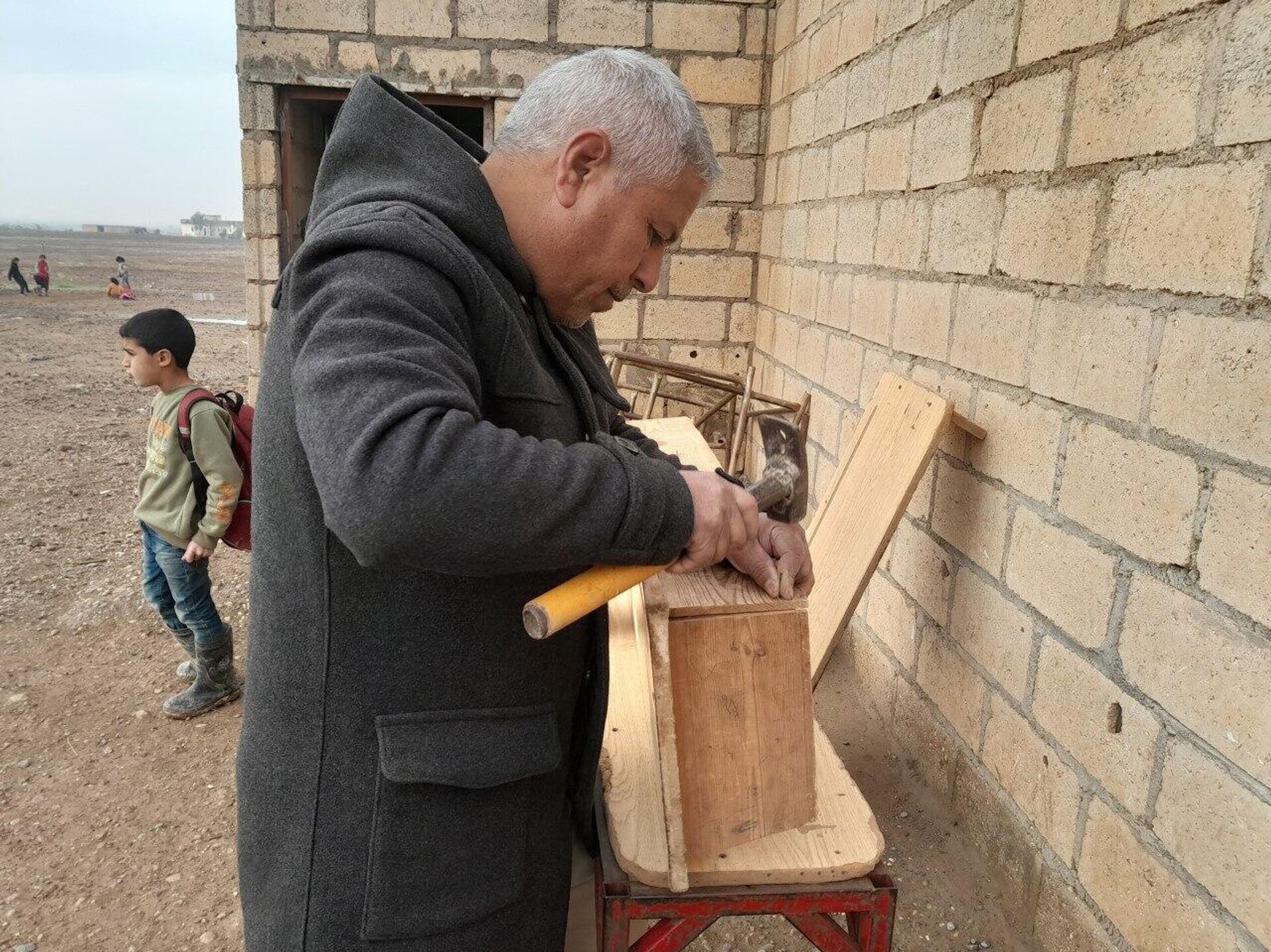 متحديا التضييق على التعليم.. مدير مدرسة شرقي سوريا ينذر نفسه لإصلاح مقاعد تلاميذه بنفسه  - سبوتنيك عربي, 1920, 13.12.2023