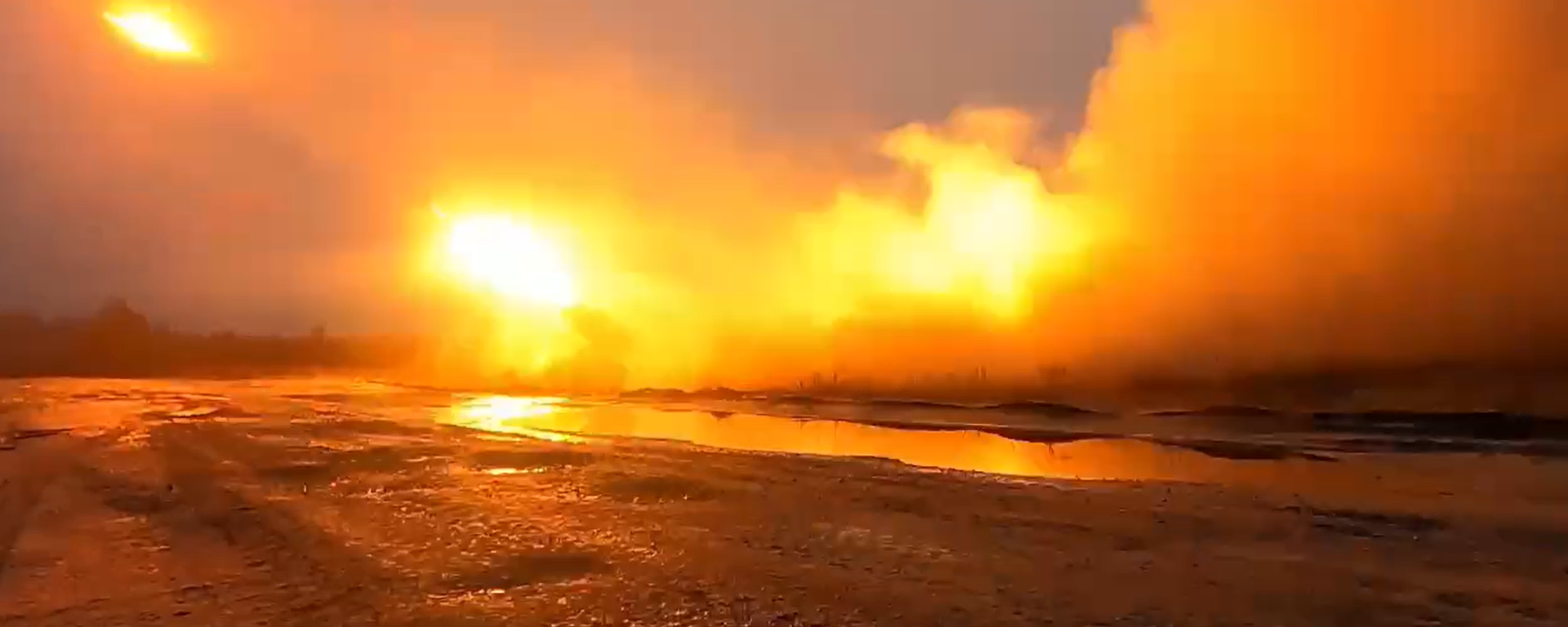 راجمات الصواريخ غراد الروسية تضيء كبد السماء ليلا  - سبوتنيك عربي, 1920, 25.10.2025